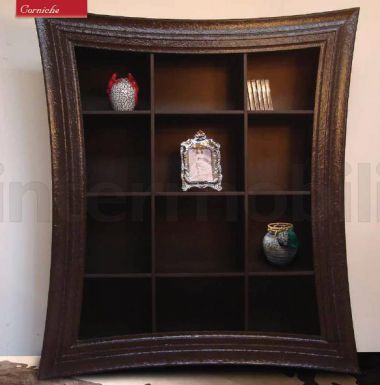 Витрина из темного дерева.