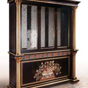 Витрина с углами в виде античных колон