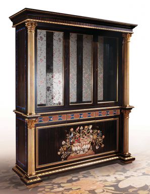 Витрина с углами в виде античных колон