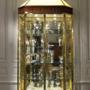 Витрина с золотыми рамами