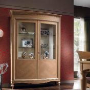 Витрина с двумя стеклянными дверцами.