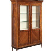 Витрина с двумя распахивающимися дверцами