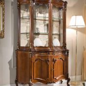 Витрина со стеклянными полочками