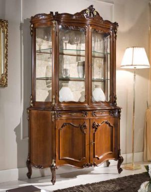 Витрина со стеклянными полочками