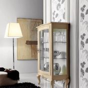 Витрина со стеклянными дверцами.