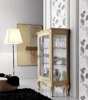 Витрина со стеклянными дверцами.