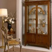 Витрина со стеклянными дверцами и стул.