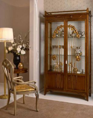 Витрина со стеклянными дверцами и стул.