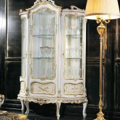 Витрина украшенная резьбой ручной работы