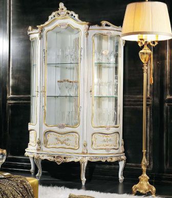 Витрина украшенная резьбой ручной работы