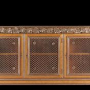 Вместительный комод для столовой комнаты.