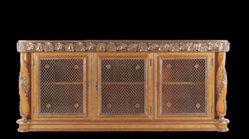 Вместительный комод для столовой комнаты.