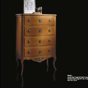 Высокий коричневый комод