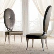 Высокий стул с овальной мягкой спинкой