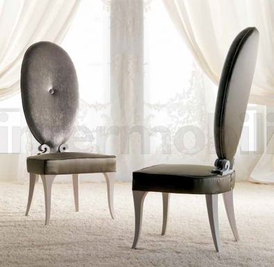 Высокий стул с овальной мягкой спинкой