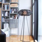 Высокий торшер черного цвета