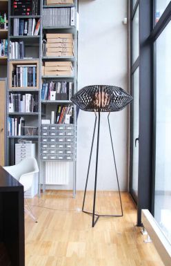 Высокий торшер черного цвета