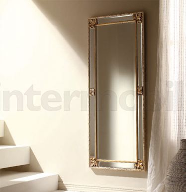 Высокое узкое зеркало в раме с зеркальными вставками
