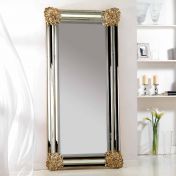 Высокое зеркало в серебристой раме