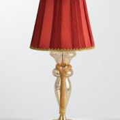 Яркая настольная лампа