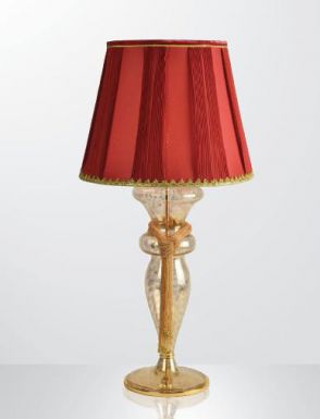 Яркая настольная лампа