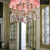 Яркая подвесная люстра