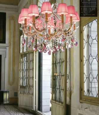 Яркая подвесная люстра