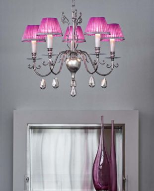 Яркая подвесная люстра