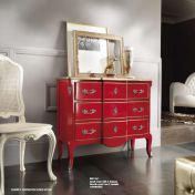 Яркий большой комод