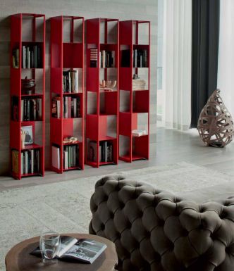 Яркий книжный шкаф