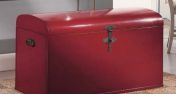 Сундук красного цвета