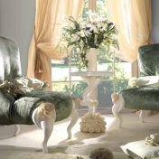 Зеленые кресла и столик.