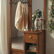 Зеркальный шкаф с вешалками для вашей прихожей