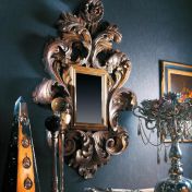 Зеркало в резной раме и шикарный каделябр.