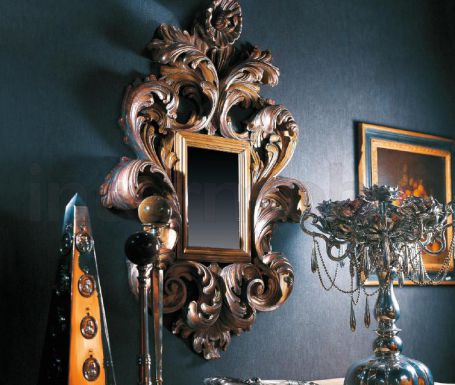 Зеркало в резной раме и шикарный каделябр.