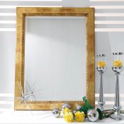 Зеркало в деревянной прямоугольной раме