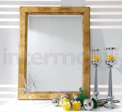 Зеркало в деревянной прямоугольной раме