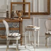 Журнальный стол и стулья в классическом стиле