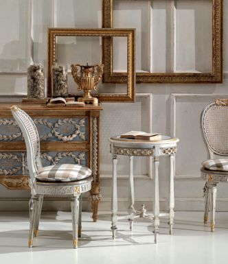 Журнальный стол и стулья в классическом стиле