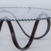 Журнальный столик со стеклянной столешницей.