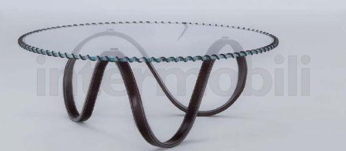 Журнальный столик со стеклянной столешницей.