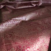 Огуречный рисунок на бордовом фоне