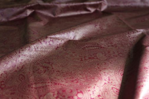 Огуречный рисунок на бордовом фоне