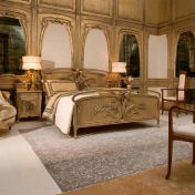 Золотистая мебель для спальной комнаты.