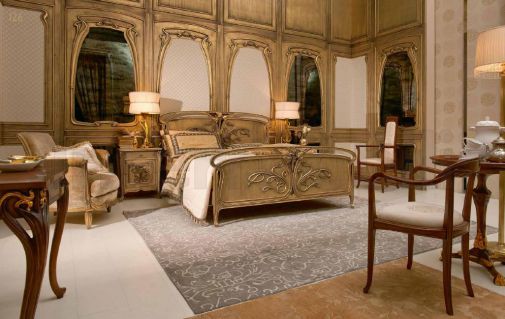 Золотистая мебель для спальной комнаты.