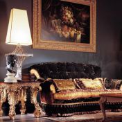 Золотистый набор мебели для гостиной.