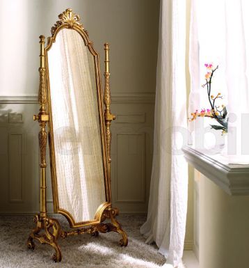 Золотое напольное зеркало