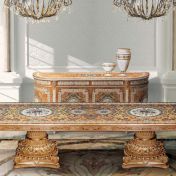 Золотой стол и комод для светлой столовой.